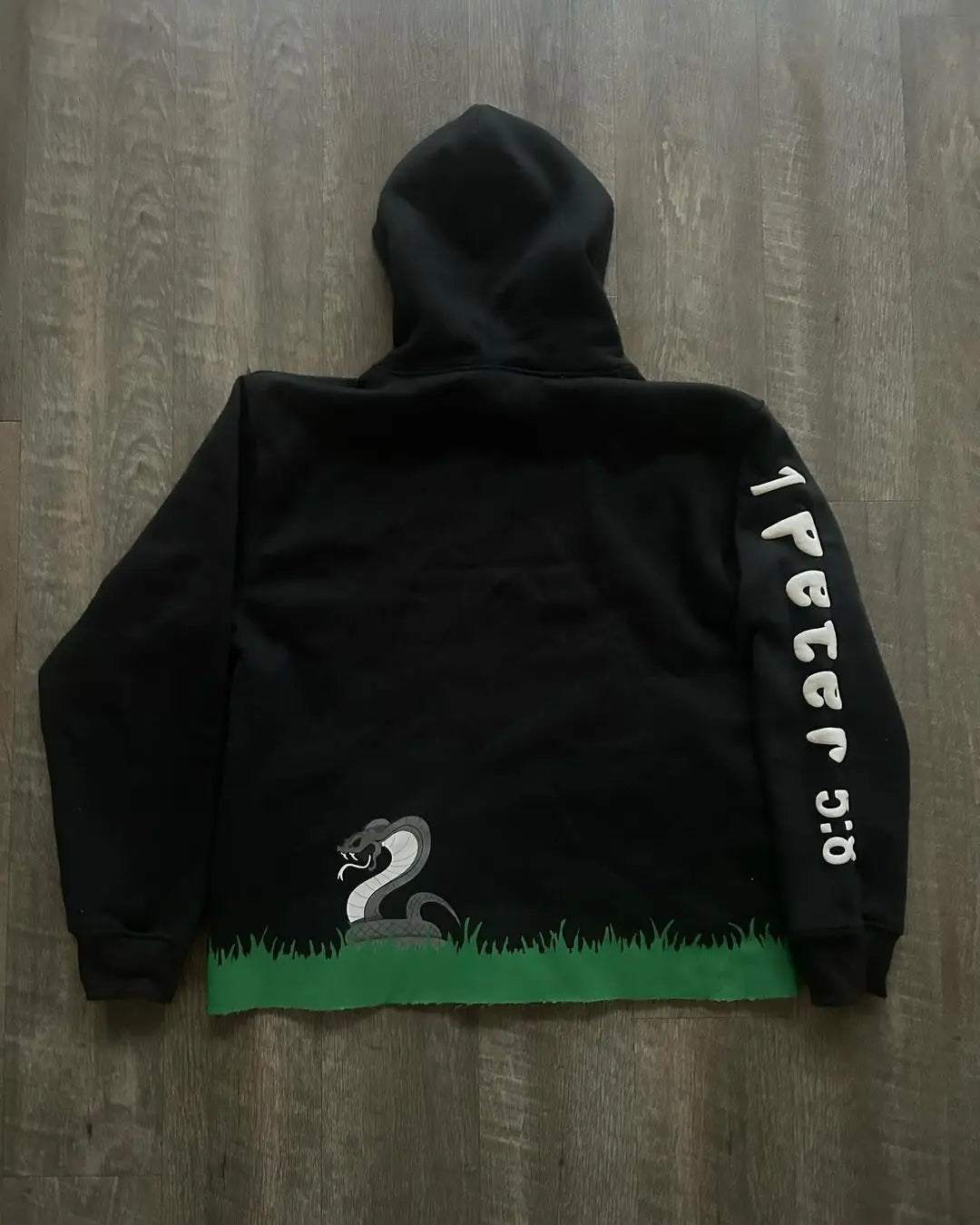 Grass Low Snakes Show - Hoodie